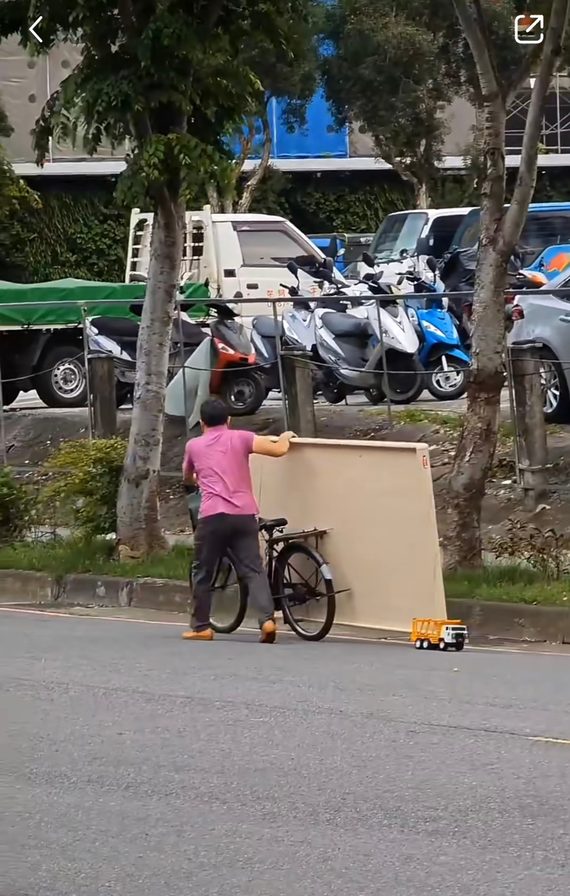 大叔雇佣童车，不仅超载还倒着开！ ​​​