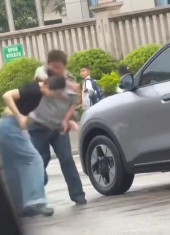 记住！幸福者永远懂得先退一步

今天热搜炸屏的保安掌掴女司机：女司机违停，保安辱