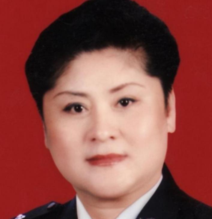 1988年，郑州火车站，一女子被三名壮汉强行掳进车内，当车子急刹车时，女子借助惯