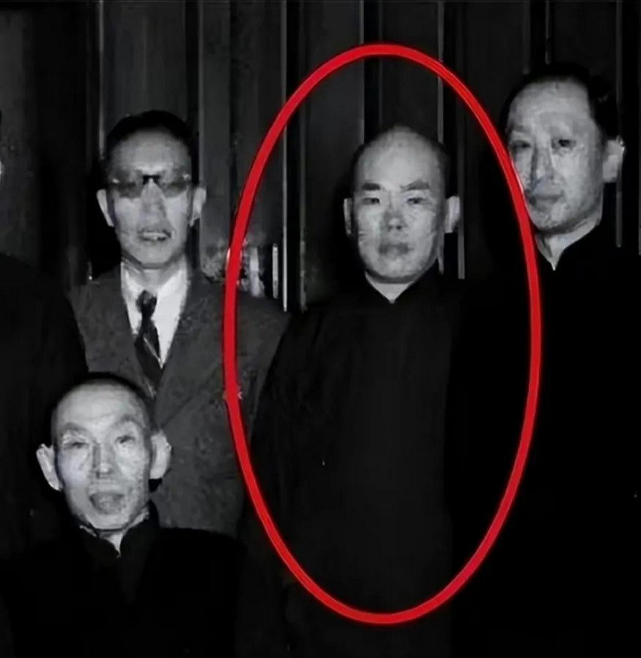 1940年12月21日，杜月笙的管家万墨林与人约好接头，孰料他刚一出现，四名大汉