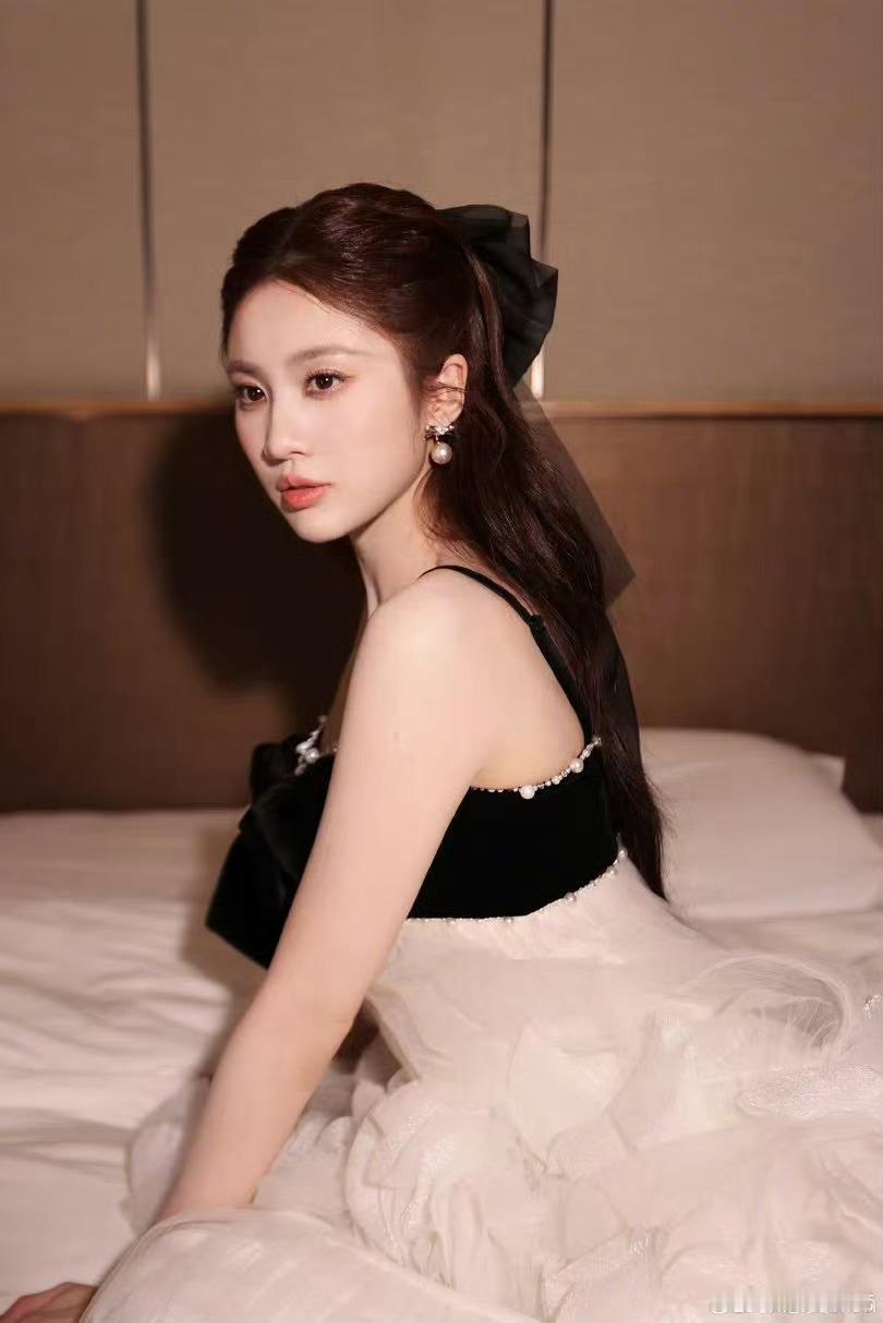 孙怡安慰张慧雯赵子琪张慧雯产生分歧，张慧雯哭了，孙怡赶忙安慰，被姐姐们暖到了乘风