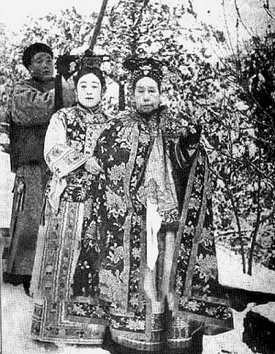女频爽文，胡说的实在是太厉害了。最后结，女主无论是平行时空的原生女性，还是穿越来