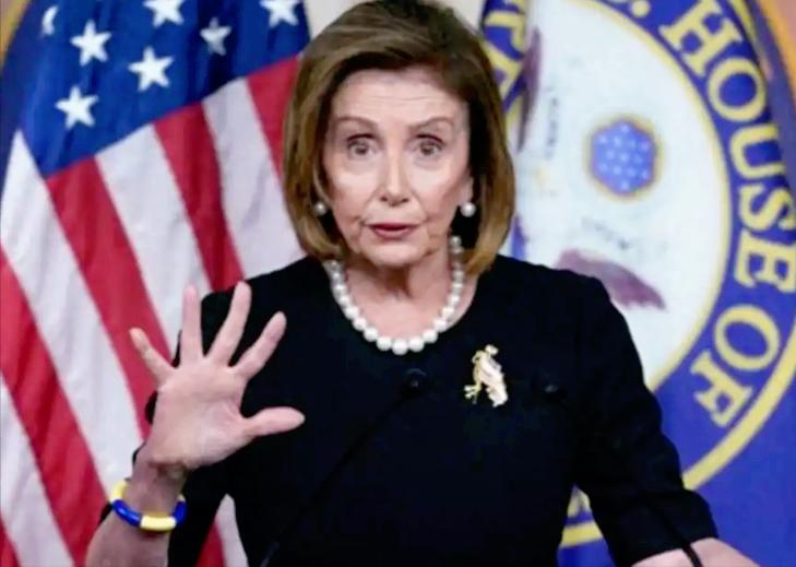 美国政坛实在是热闹，前国会众议院议长南希・佩洛西在一档访谈节目里直接放话，给民主