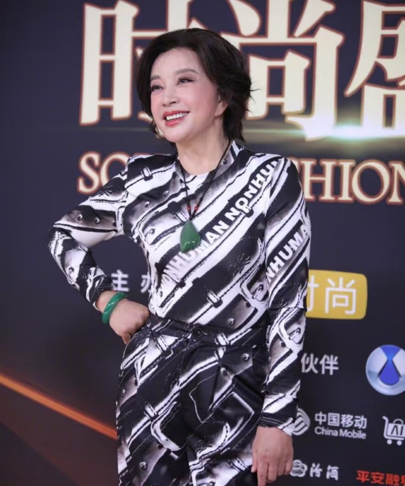 都来向刘晓庆学习就不死一路繁花避谶 她说“就不死”的时候，听着像玩梗，细想是人生