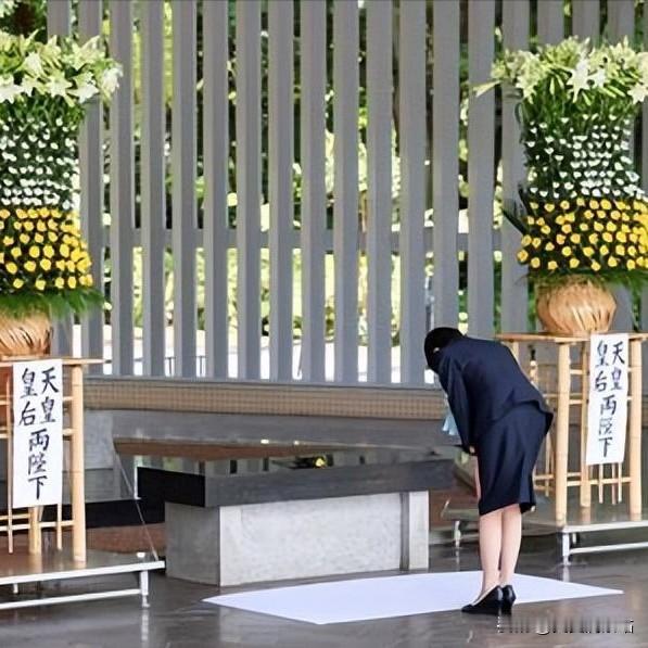 《81年过去，日本一边拜鬼一边磨剑》81年前的今天，日本宣布无条件投降。81年后