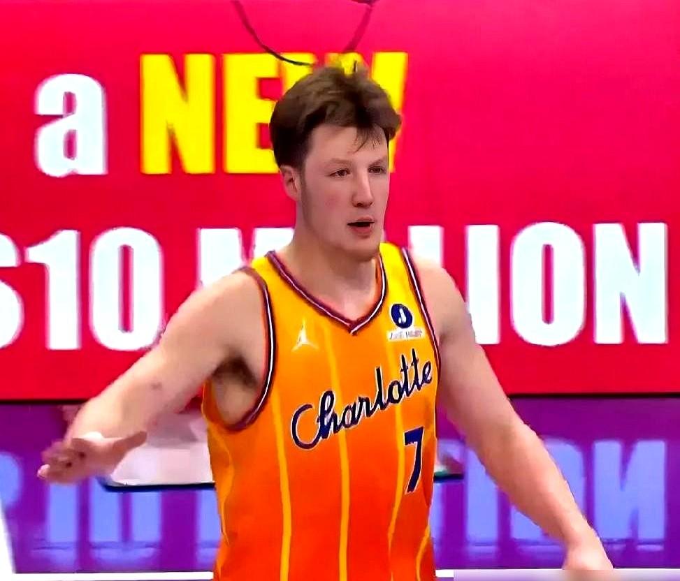 新秀克努佩尔，29场投进100个三分，这数据直接把库里新秀年甩在身后，还打破了基