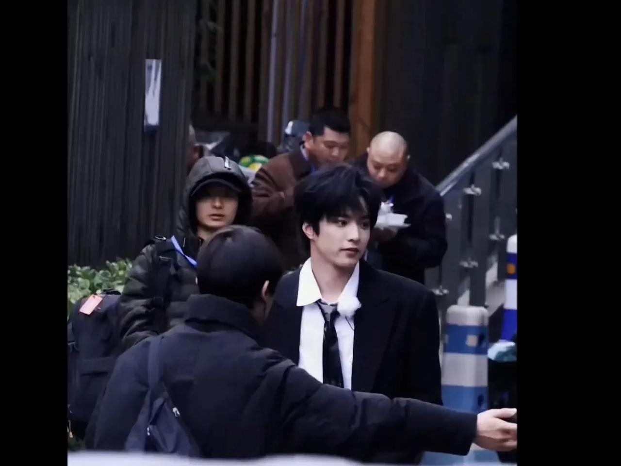 跨代破壁名场面！黄子韬刘耀文扫楼，TF四代秒变追星现场
 
当黄子韬跟着刘耀文踏