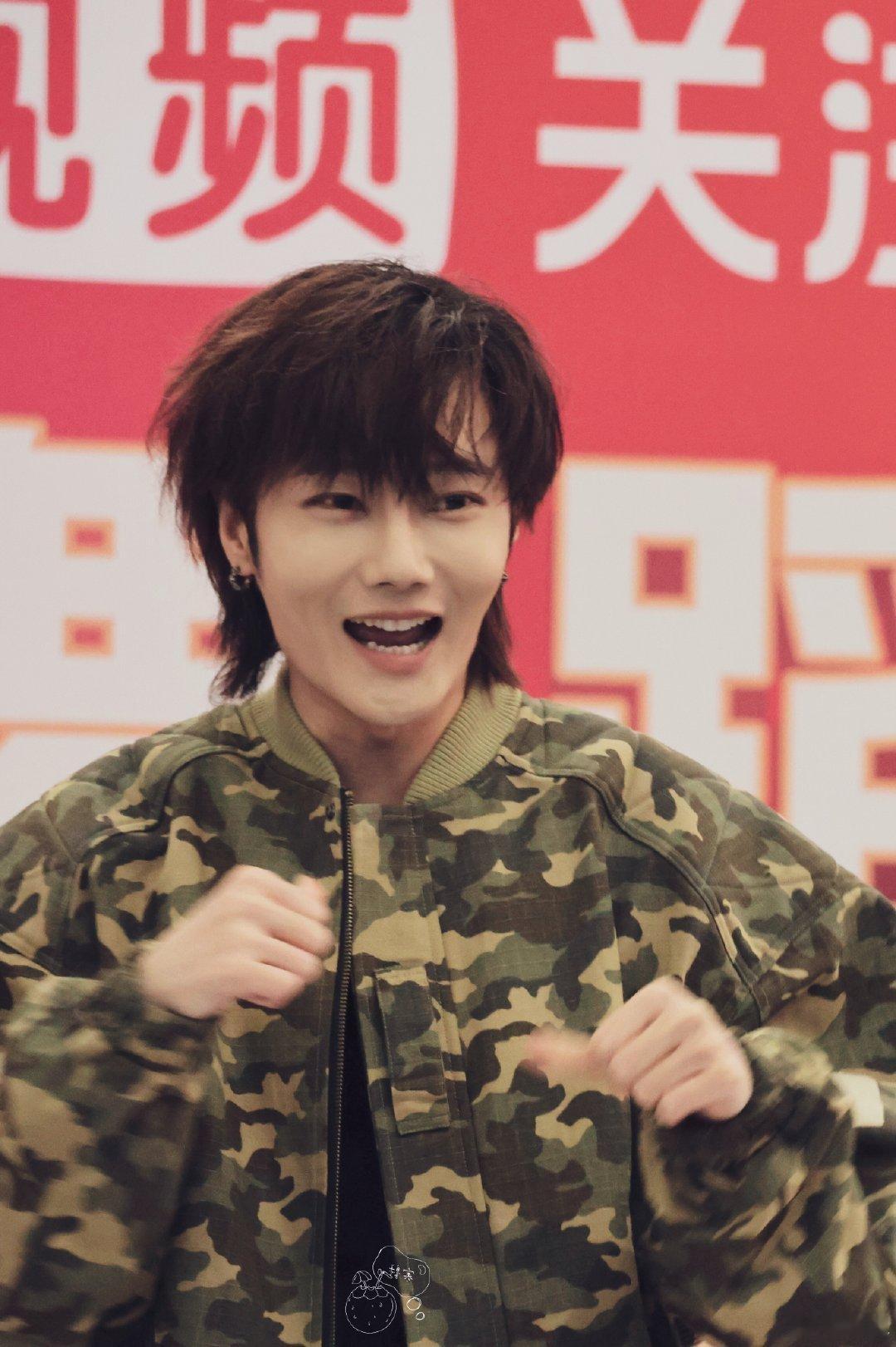 刘也武汉路演人体向日葵塑 刘也的脖子：左转、右转、比心、微笑。下班后记得去做个颈