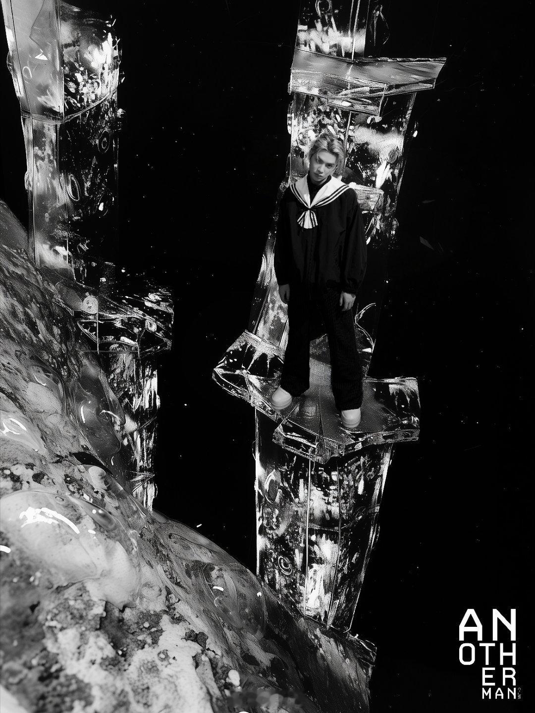  黄明昊x《Another Man》，这组封面大片营造出强烈的游戏氛围感。他以个