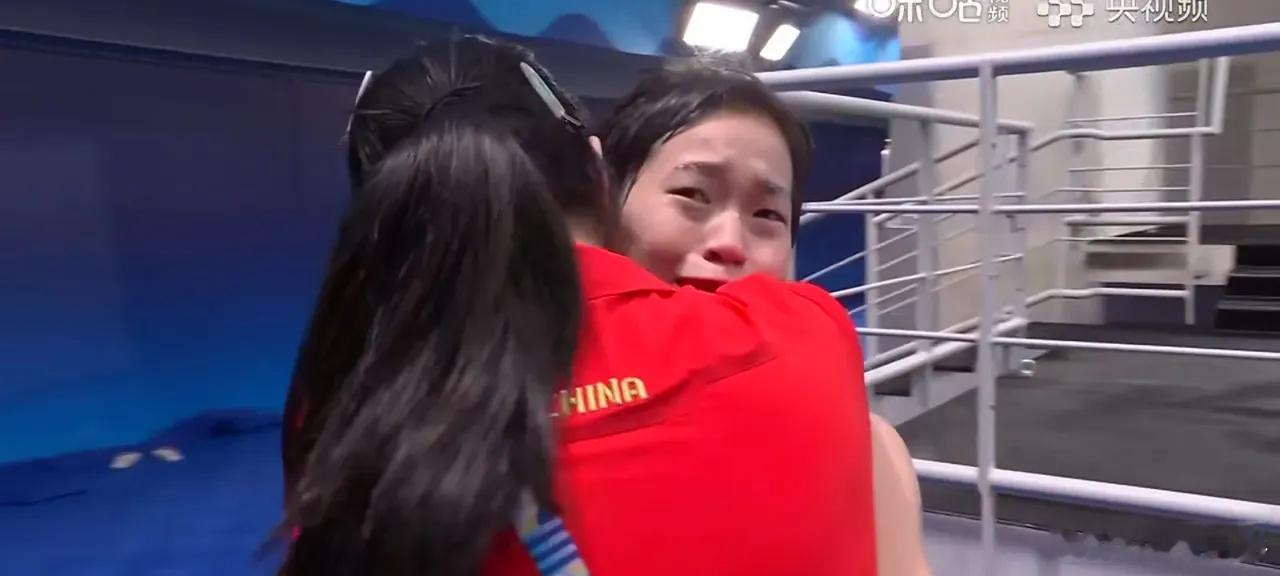 10米跳水决赛全红婵冠军，陈芋汐亚军。教练陈若琳高兴的赶紧拥抱她，全红婵在教练怀