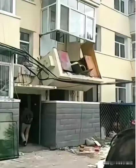 太可怕了
也太幸运了

图中这阳台整个活生生摔落下来，万幸的是无人受伤！

哇，