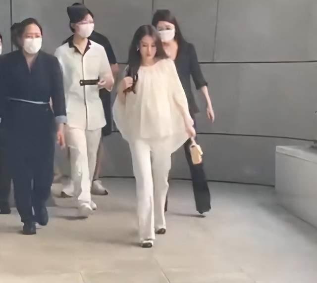 香港天王郭富城太太方媛第三胎孕况曝光！据港媒报道，预产期在今年10月的方媛近日被