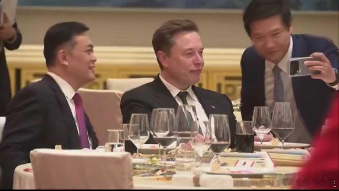 特朗普访华欢迎宴会 国宴上，雷军和马斯克合影 