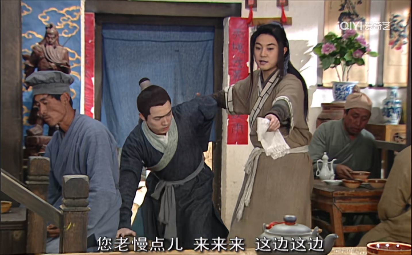 《我为湘玉存大钱》第113集秀才在房顶思念小郭的时候把无双看成了小郭，上去就想拥