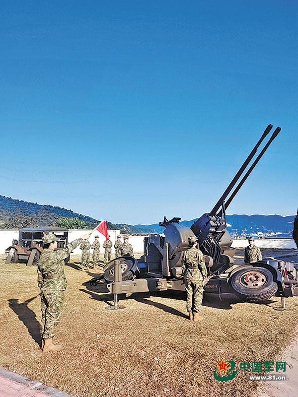 我国沿海重要方向的民兵普遍都换装了牵引PG99双35高炮
近日，处于黄海前哨，靠