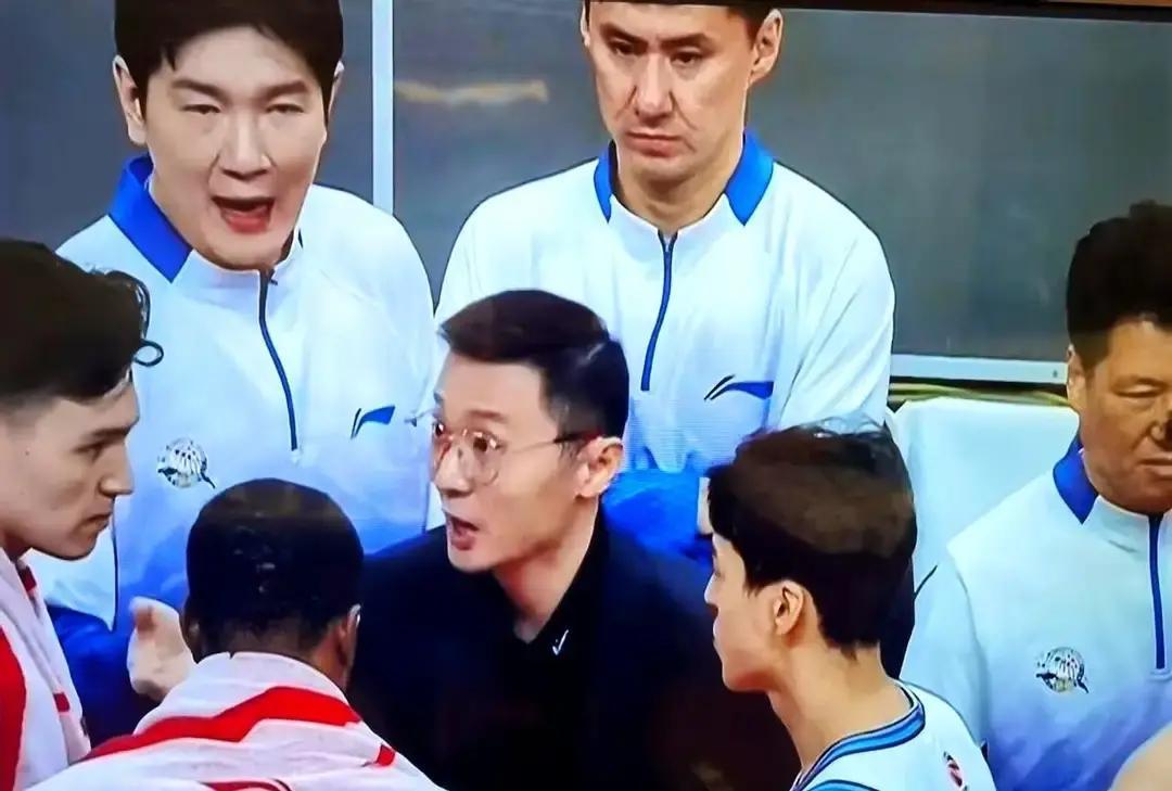 三连败夜，球迷喊下课
 
新疆主场89比107输给浙江，看台响起整齐口号。我坐第