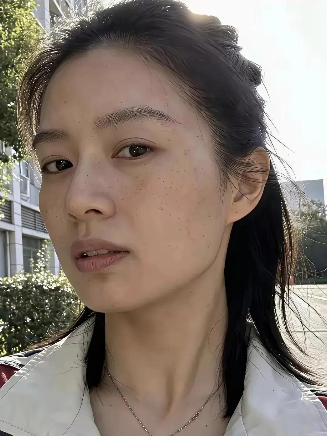 43岁，无美颜无滤镜，还有人喜欢吗？老不老，丑不丑？想听实话，大胆说！