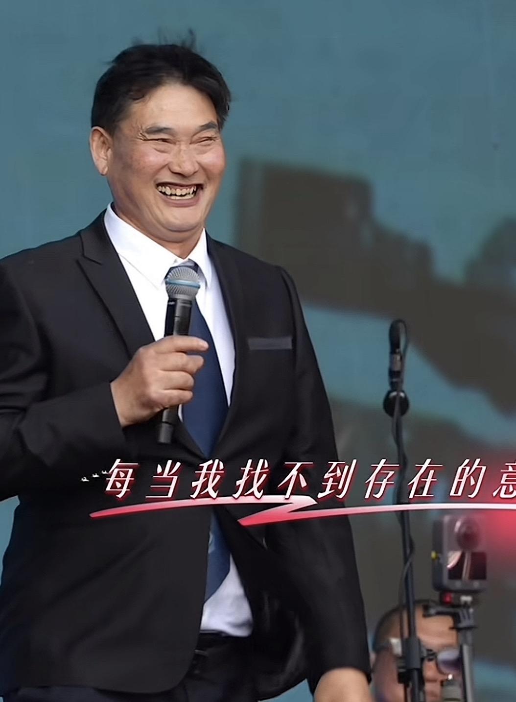 哈哈哈哈，没想到大衣哥朱之文再次翻红，来到青年人的音乐节唱摇滚了！自古新青年都是