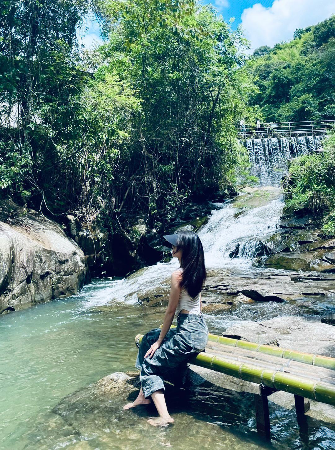 观察发现：

审美标准高的人，

她的道德底线也很高。

不是她装，
是她打心眼