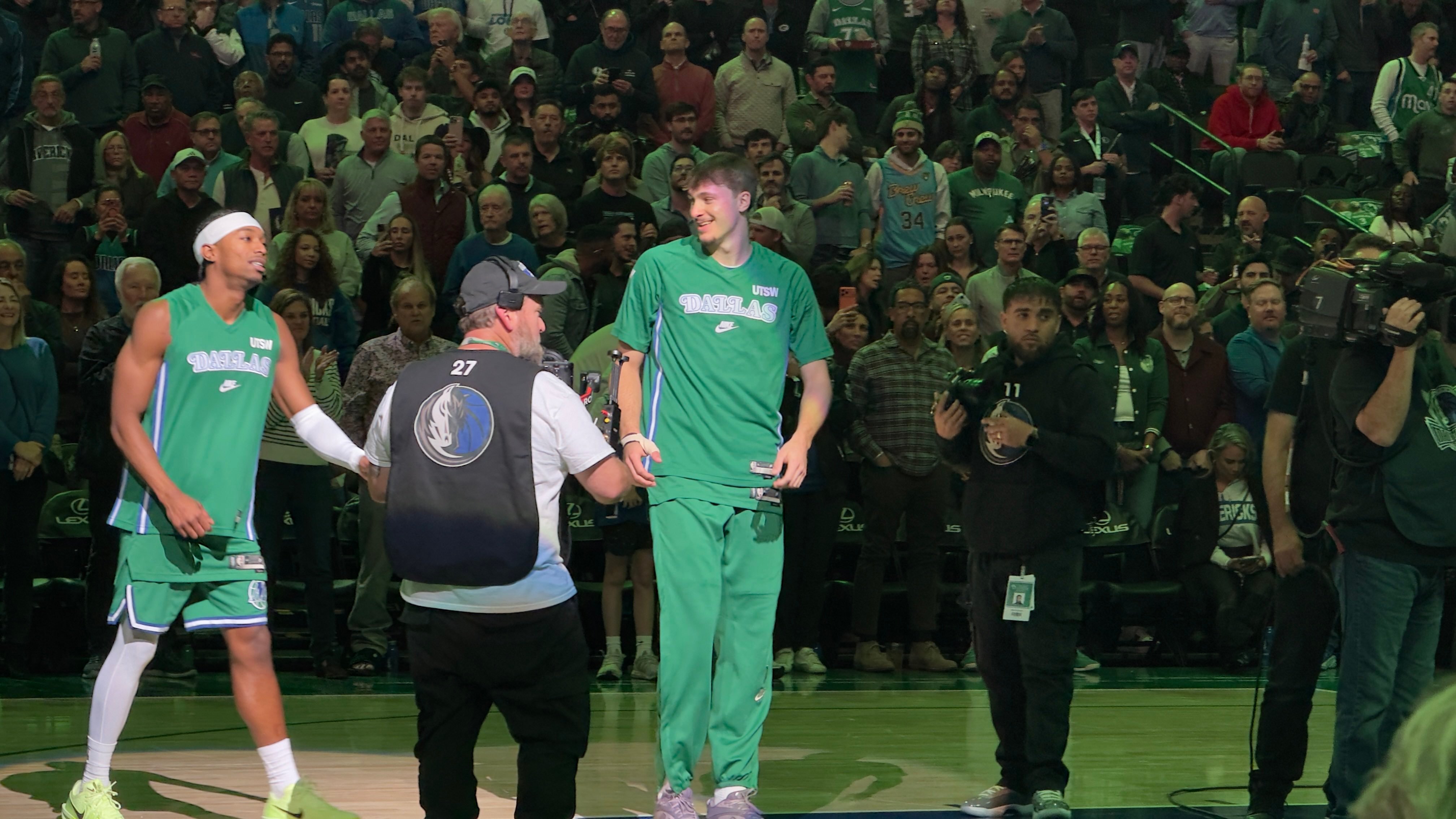 右手手指缠着绷带的弗拉格，今天的罚球两罚全丢，职业生涯首次。nba常规赛 ​​​