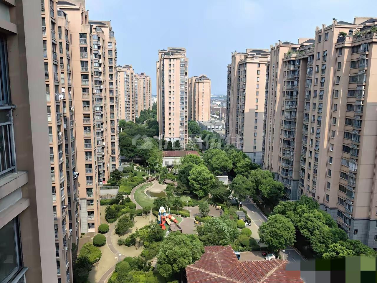 都说房子降价了，同事想入手一套，昨天跟同事去看房，简直让我惊掉了下巴！122平，