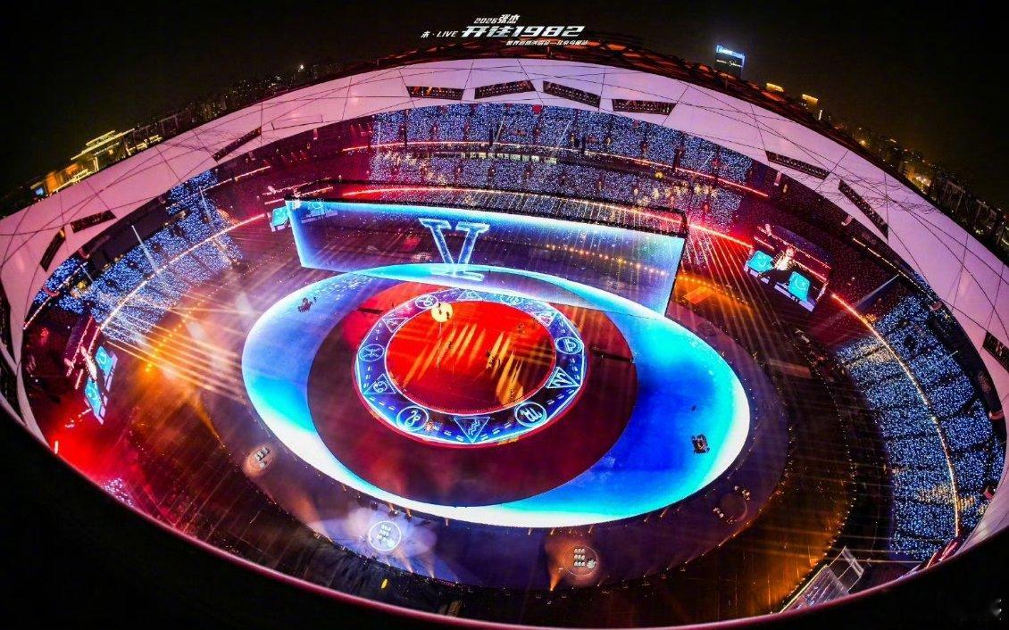 张杰刷新鸟巢纪录  张杰在鸟巢连开16场、一年内，唱了28场❗️刷新了鸟巢单人年