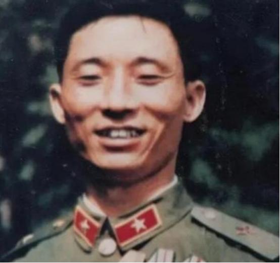 1950年，开国中将刘忠衣锦回乡探母，家里却没有母亲的踪影。他疯了一样找遍大街小