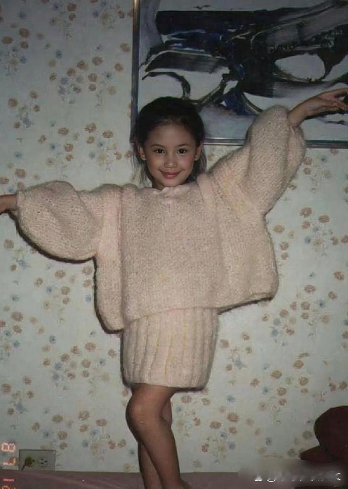 应采儿小时候的照片也太惊艳了吧！圆脸蛋大眼睛灵气满满，老好看了！ 