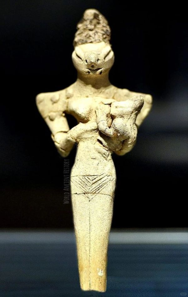 公元前4000年，蜥蜴头裸体女子在哺育一个孩子。

