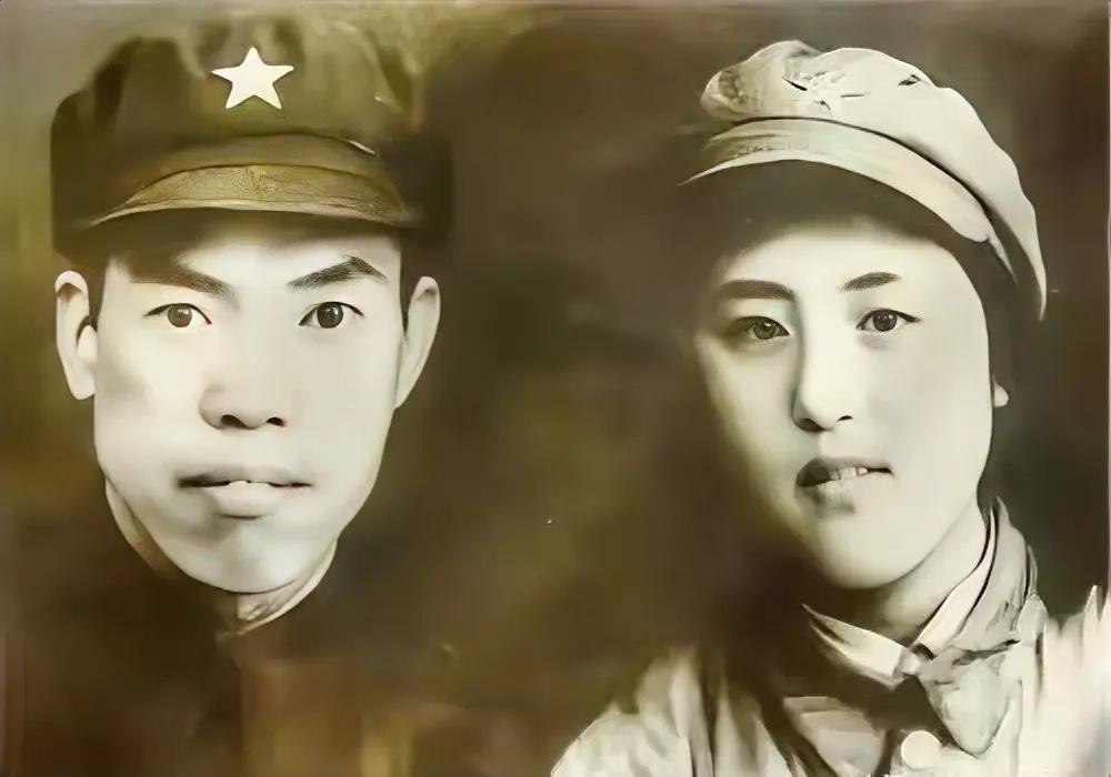 1949年，38军军长梁兴初与夫人任桂兰新婚不久时的一张留影，在和任桂兰结婚前，