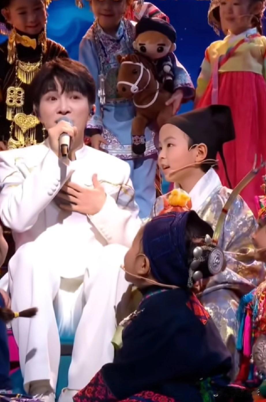 周深演唱的歌曲《吉量》里的汉族小朋友，穿上了我们的民族服装汉服，这个确实让我眼前