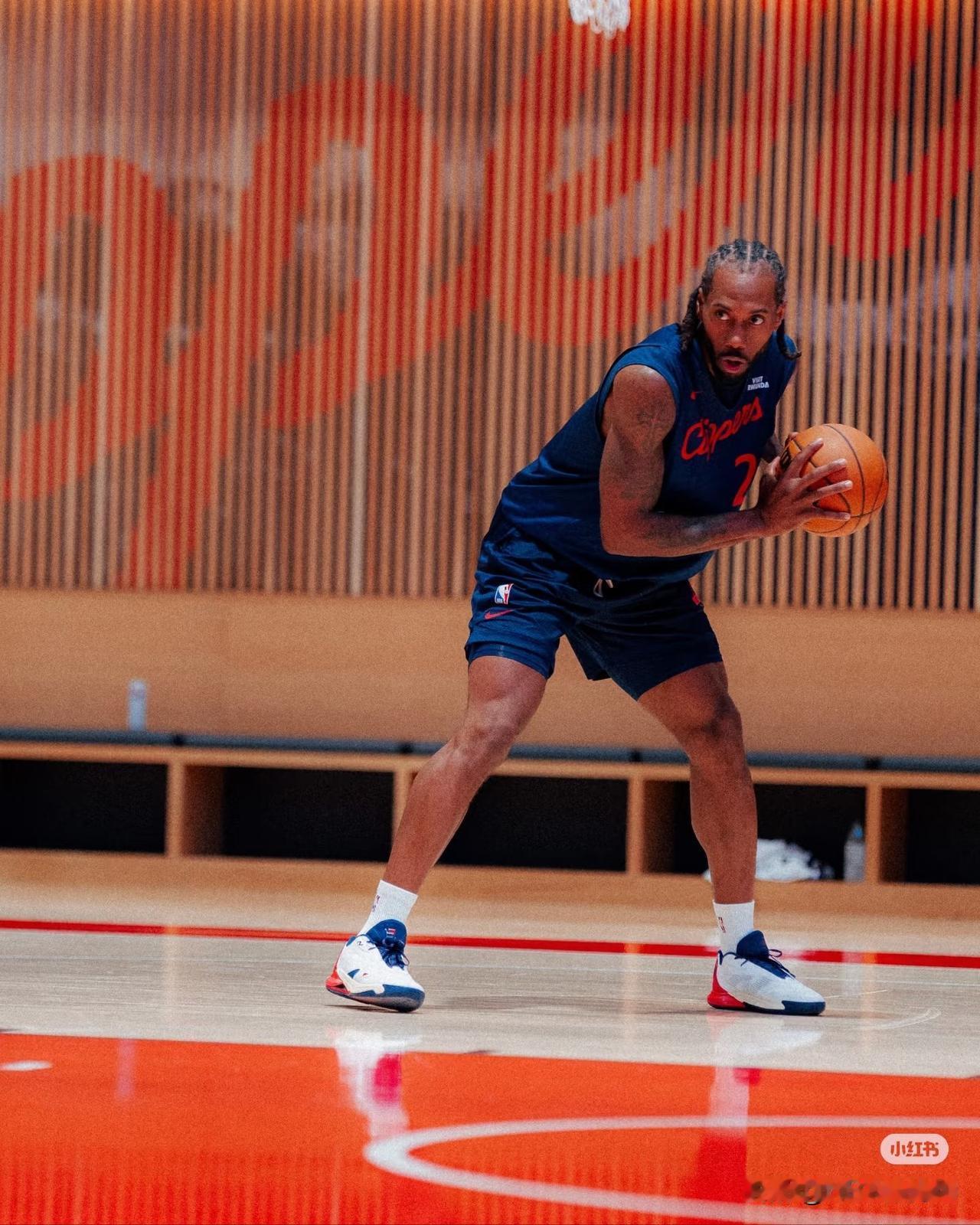 最新训练照里，哈登笑容满面，伦纳德也回归，虽有阴阳合同流言，但他专注训练的样子太