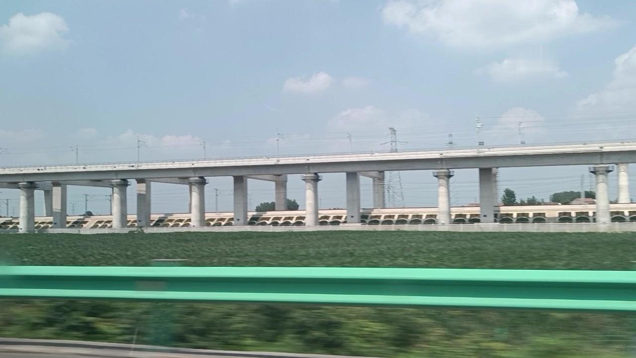 🚄淮宿蚌城际铁路濉溪段建设中，主体工程已完工。该线路东北方向连接徐州，可直达济