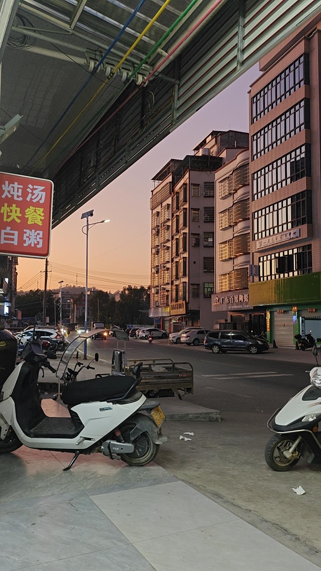 这晚霞，在干冷的天气里，让人感觉暖暖的。
这大冬天什么皮肤特别干燥呢？