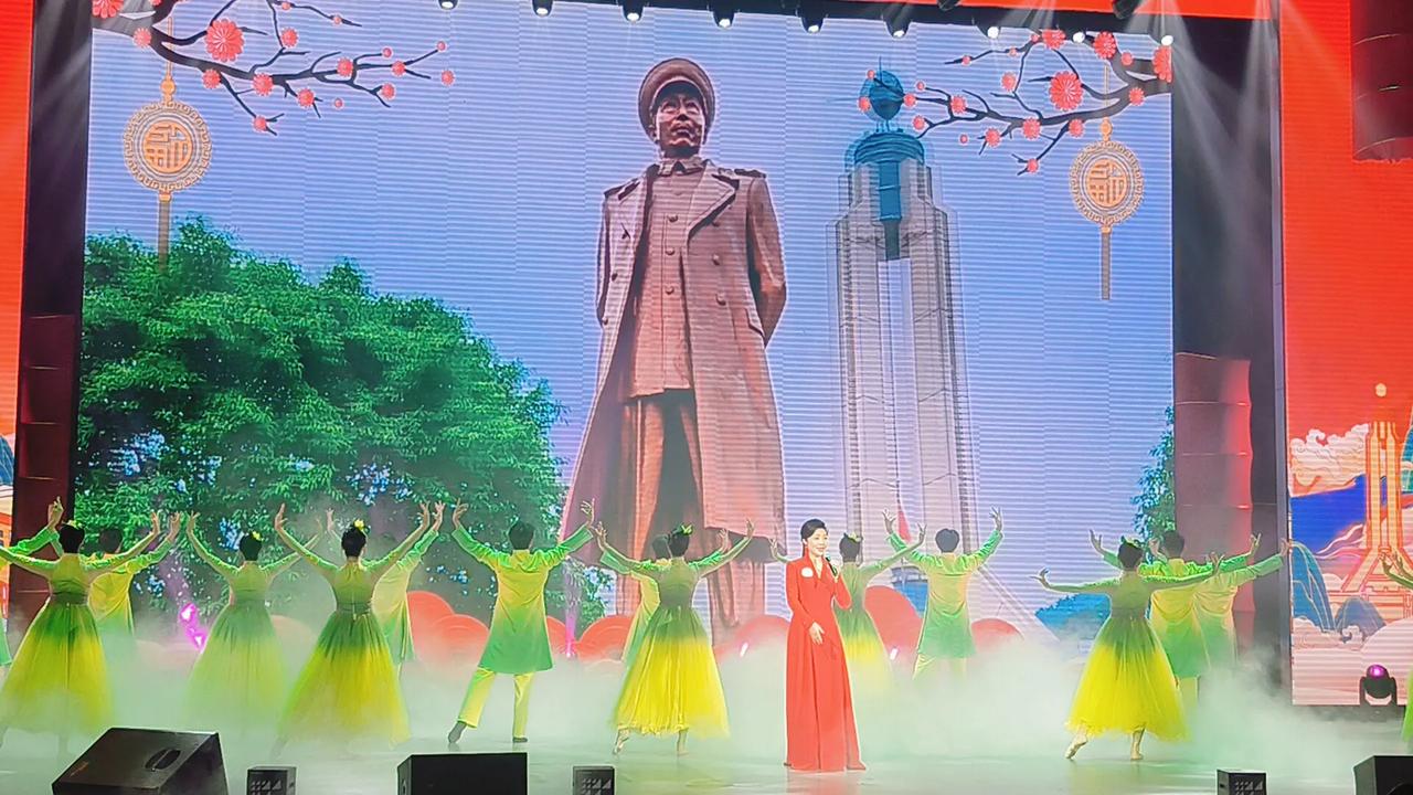 李丹阳来了，作为中国内地女高音歌唱家、国家一级演员。在江津的春晚舞台上唱起了20