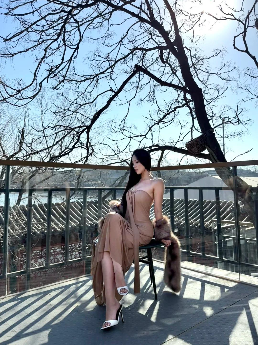 沿湖寻到那家二层小咖啡馆，推窗便揽尽满湖春色。点一杯醇厚拿铁，配份绵密的莓果慕斯