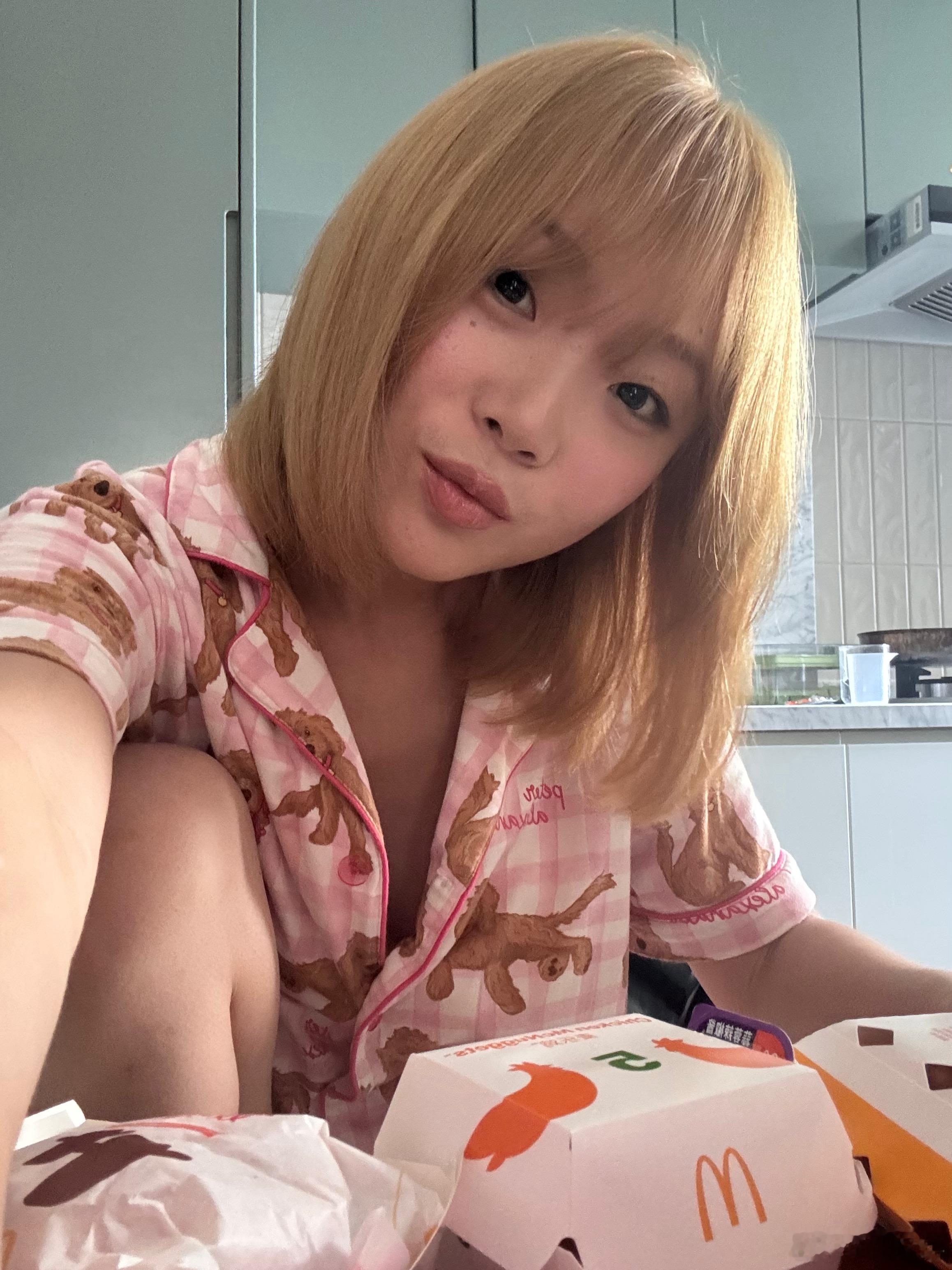 萌娃套餐🍔好开心哦 今天把昨天构想的工作内容都对接完毕且顺利进行中…之后会有高