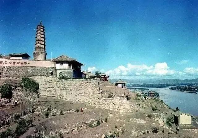 1951年4月底， 兰州市 皋兰县什川乡发生叛乱，抢枪20支，杀害干部民兵五人！