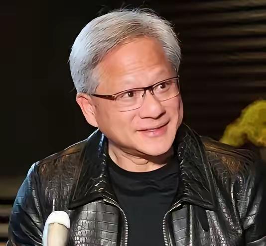 5月15日记者问黄仁勋:为啥几十年穿同一款黑皮衣？

他笑着说：“都是我老婆干的