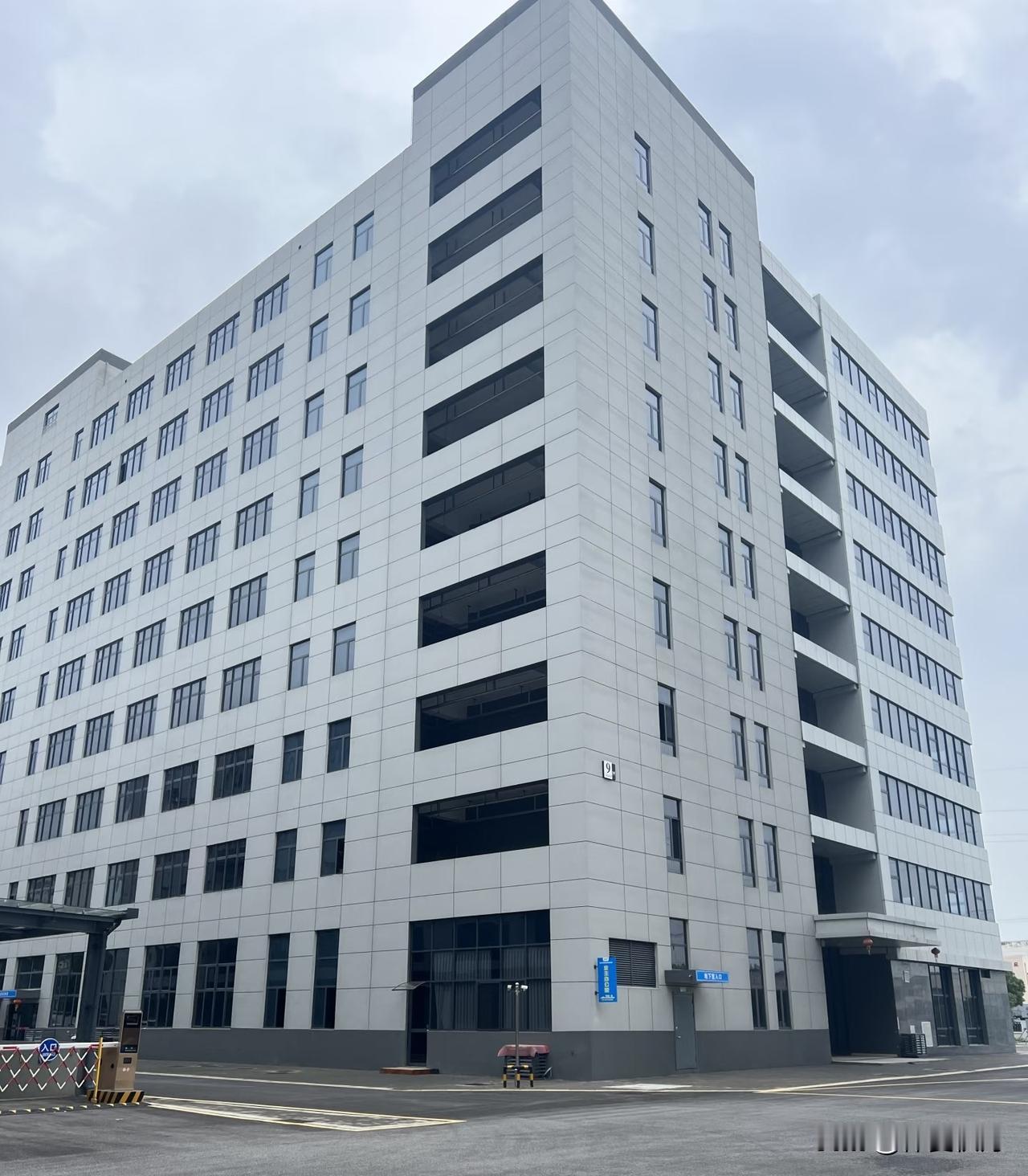 要么是现金流断了，赚的钱收不回、花的比赚的多，工资房租一压就垮；
要么是产品或服