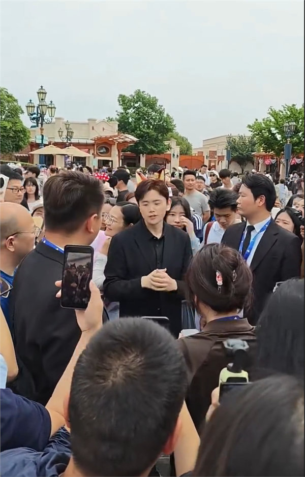 【追觅迪士尼团建薪资正常发放俞浩戴玩偶发箍迎接员工团建】今日，追觅科技全体员工集