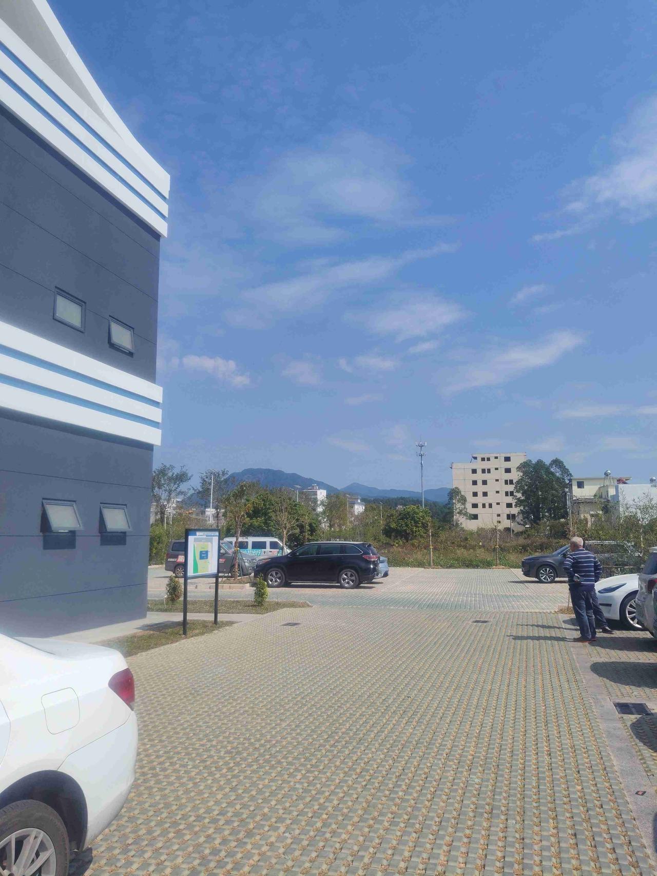 我的今日状态：😁轻松愉快
我这里的天气：☀️晴天
最美旅游公路打卡