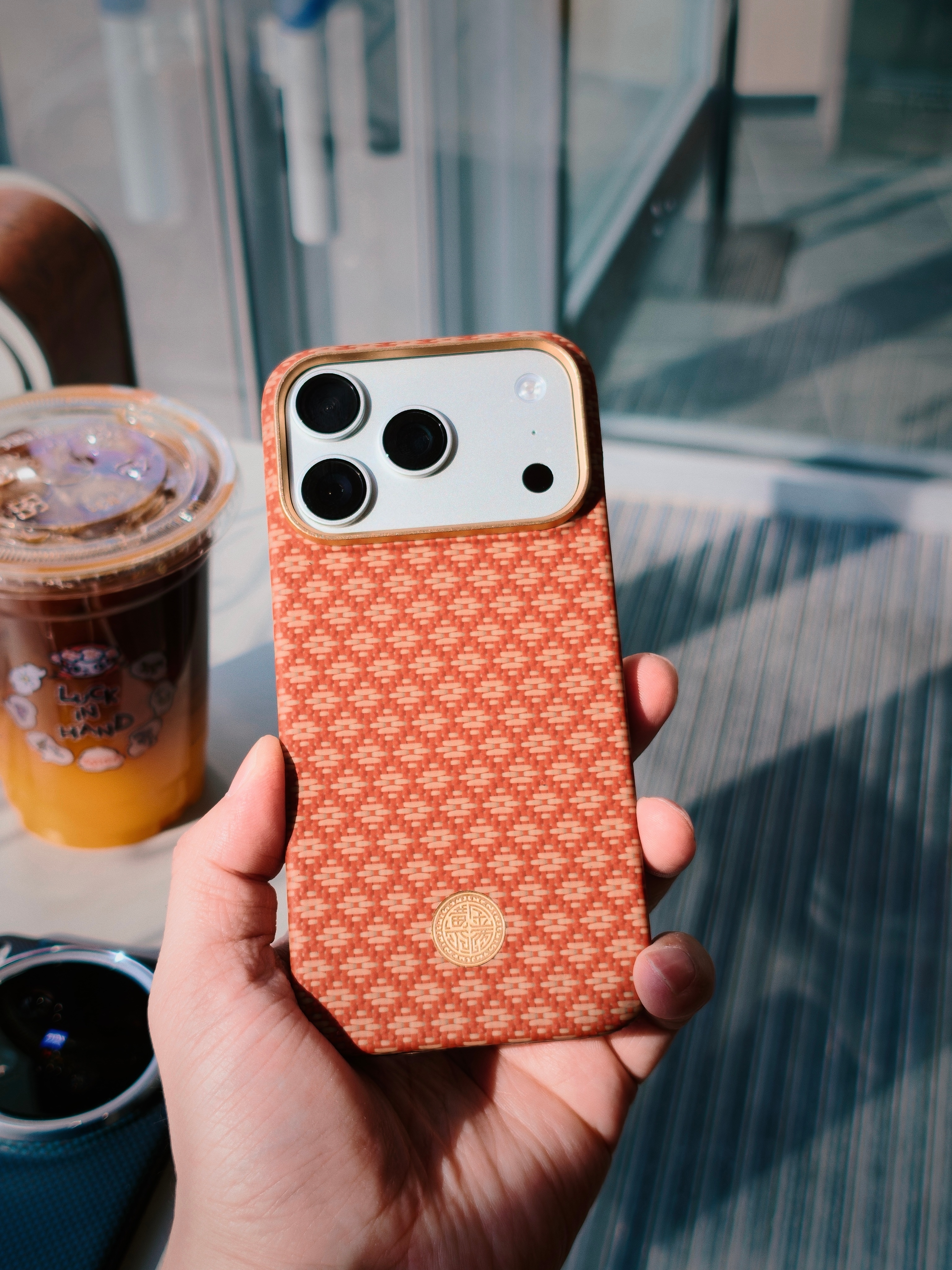 今儿给手机换了件Benks邦克仕家的「黄金万两」手机壳。轻薄有型、手感干爽、寓意