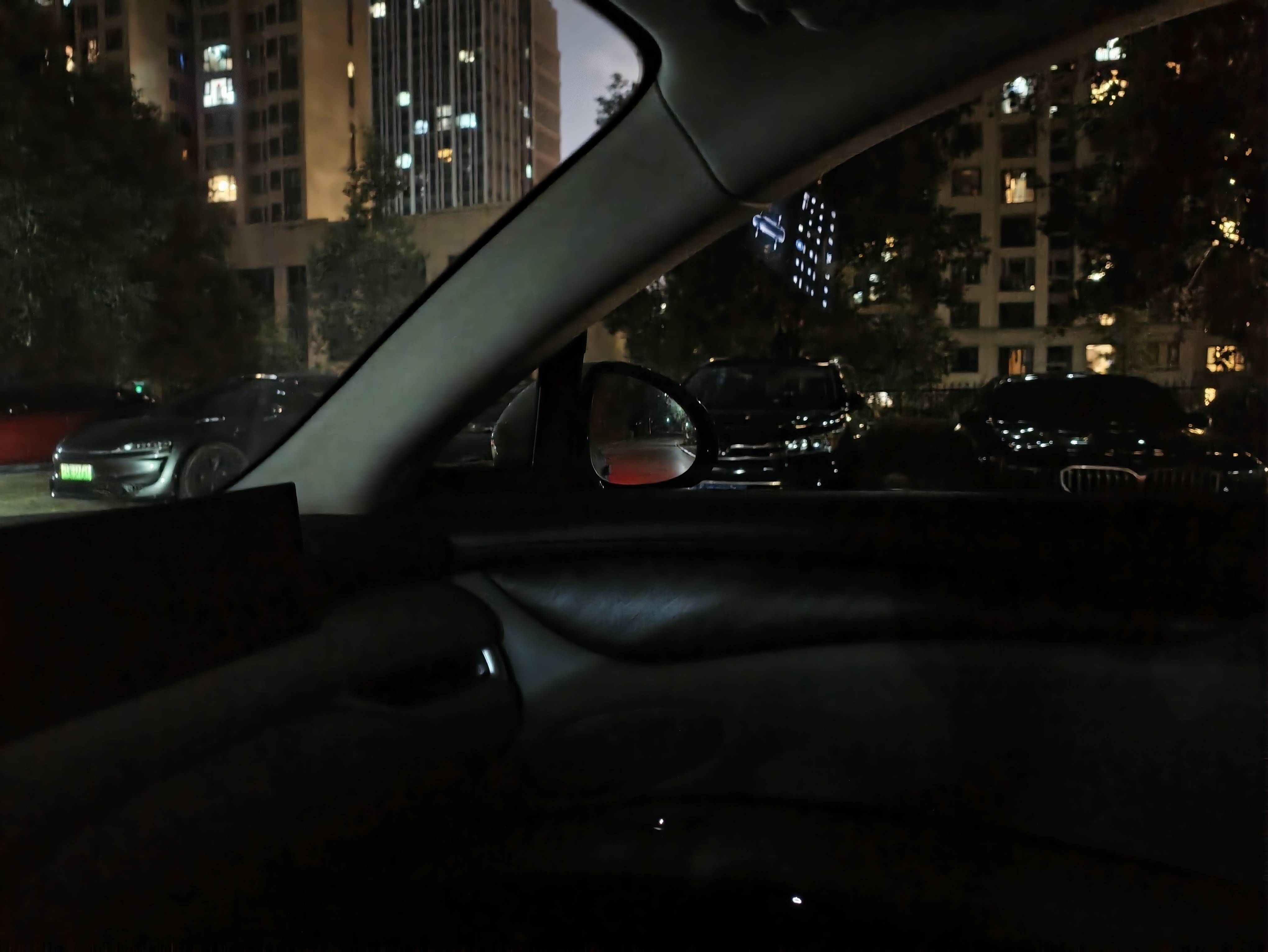 昨晚出差回来去拿快递，小区黑不溜秋的，如果有什么人在夜跑根本看不清，地上如果有小