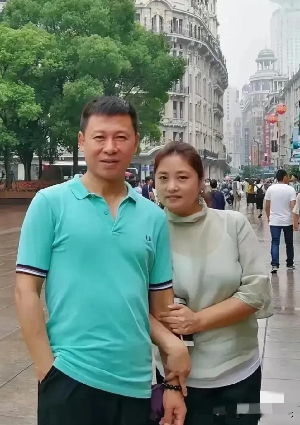 是胡亚捷，都还这么年轻！老胡演过好多戏，虽说都是配角儿，但他演得特别好。演得挺接