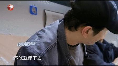#黄景瑜劝黄晓明多吃##黄景瑜劝吃黄晓明# 我说晓明哥为了拍戏付出了好多，为角色