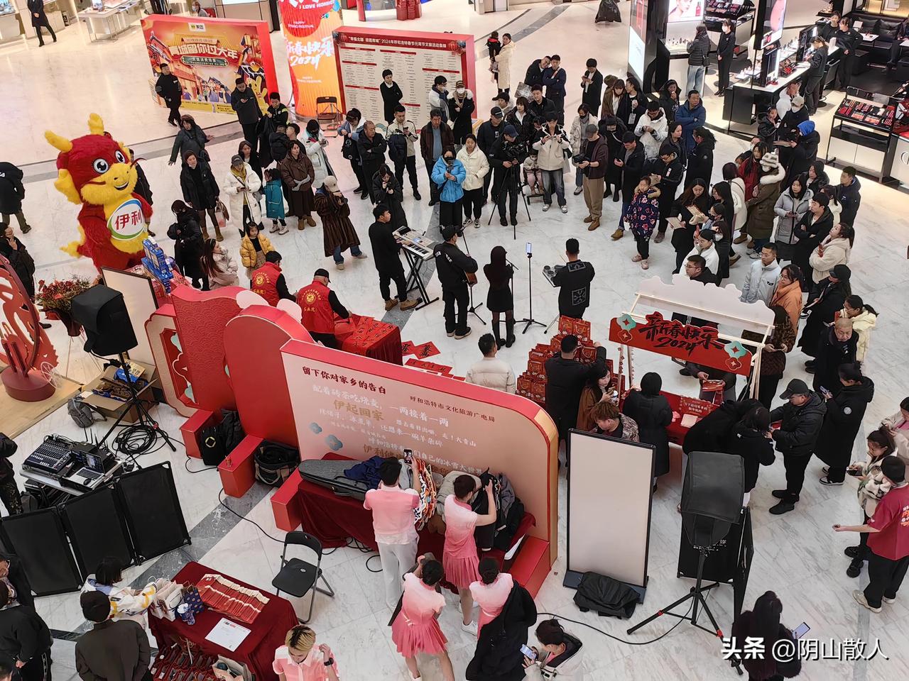 【今天又被感动到了！】下午，去呼市中心商业地带的振华广场，在一楼正遇到了有点让人