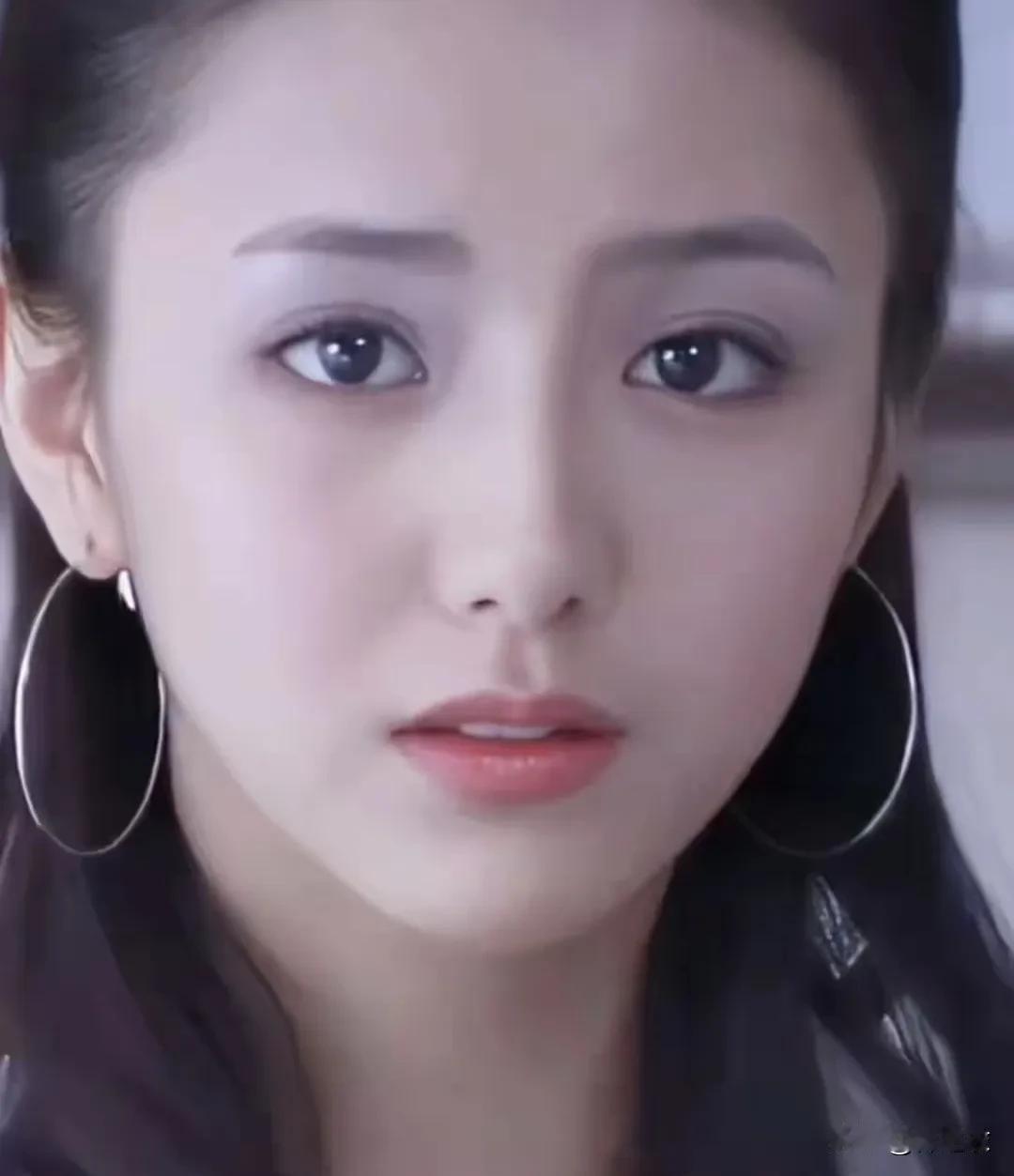 很多人说佟丽娅现实中没有电视上好看，也许是因为她太瘦了吧。

但冷知识她素人时期