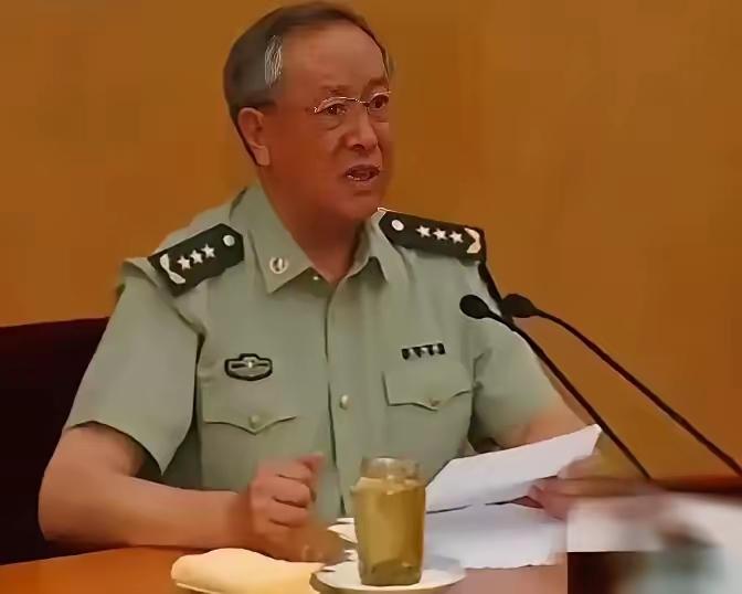 你敢相信吗？大名鼎鼎的陈上将在开会用的水杯，竟然是一个罐头瓶，这个罐头瓶貌似普通