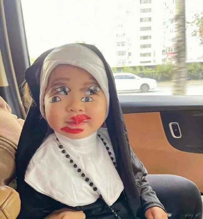 孩子参加了幼儿园的变装大赛，特意把她化妆成这样子，不出意外的话肯定是第一名 ​​